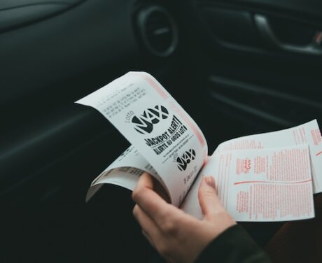 Loton pelaamisen kehitys – kyläviihteestä digialustoilla hengailuun